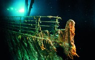 9.5. Emory Kristof - Atlantico del Nord - 1991. La prua del R.M.S. Titanic si staglia nel buio degli abissi illuminata dal sommergibile russo Mir I e fotografata da Emory Kristof