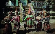 7. W. Robert Moore - Siam - anni Trenta. Un gruppo di danzatori rievoca alcuni episodi della vita di Phra Ruang fuori da un tempio