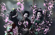 2. Eliza Scidmore - Giappone - 1900 circa. Le fotografie colorate a mano venivano fornite alla rivista che aveva iniziato a pubblicare questo tipo di immagini due anni prima da Eliza Scindmore