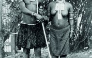1. Fotografo sconosciuto - Witwatersrand Sudafrica - fine XIX secolo. Limmagine di questa sposa Zulu dal numero di novembre del 1896 fu la prima di una serie di foto di donne a seno nudo pubblicate su National Geographic