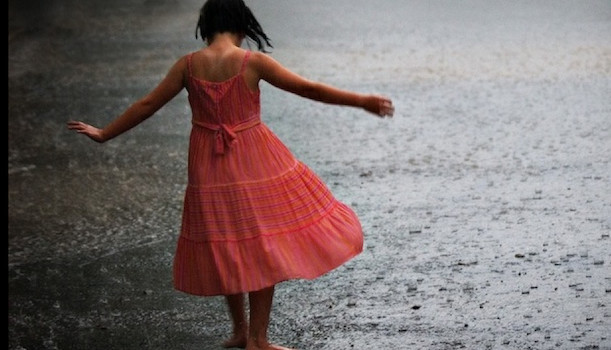 danza sotto la pioggia grande